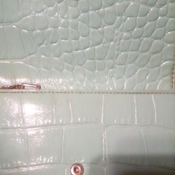 Guess Large Clutch Style Leather Wallet. - Picture 3 of 6